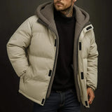 Veste d'hiver Callum de la marque Olyndra London, tissu chaud et élégant, portée en extérieur avec capuche et fermeture éclair.