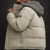 Veste d'hiver Callum de la marque Olyndra London, en tissu chaud et élégant, portée par-dessus une tenue.