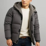 Veste d'hiver Callum de Olyndra London en tissu chaud, avec col rembourré et fermeture éclair, vue de face.