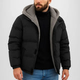 Veste d'hiver Callum d'Olyndra London en tissu chaud, avec col montant et fermeture zippée, portée sur un mannequin.
