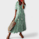 Robe maxi SERENE de Olyndra London en vert avec ceinture, vue en gros plan sur la couleur et les détails du tissu.