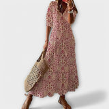Robe longue SERENE MAXI de Olyndra London en rose, détail de la couleur et tissu fluide visible sur l'image.